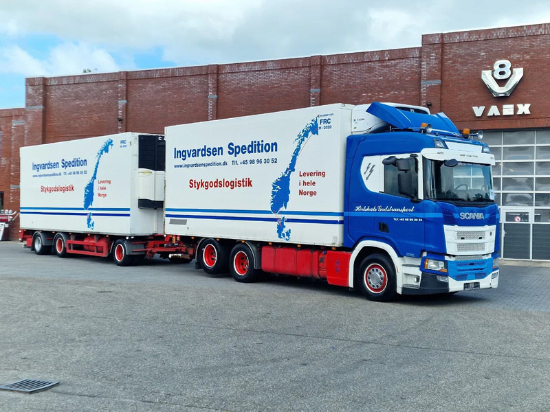 Scania R500 NGS B6X2NB / Trailer-Bygg 12-2004 / Frigobox Sidedoors / Rohrbahen / hooks - Hűtős teherautó: 1 kép. Scania R500 NGS B6X2NB / Trailer-Bygg 12-2004 / Frigobox Sidedoors / Rohrbahen / hooks - Hűtős teherautó: 1 kép.