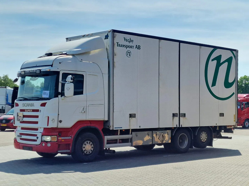 Scania R500 V8 Highline 6x2*4 - Box with side doors - Loadlift - Manual gearbox with retarder - Full air - Steering axle - Dobozos felépítményű teherautó: 3 kép. Scania R500 V8 Highline 6x2*4 - Box with side doors - Loadlift - Manual gearbox with retarder - Full air - Steering axle - Dobozos felépítményű teherautó: 3 kép.