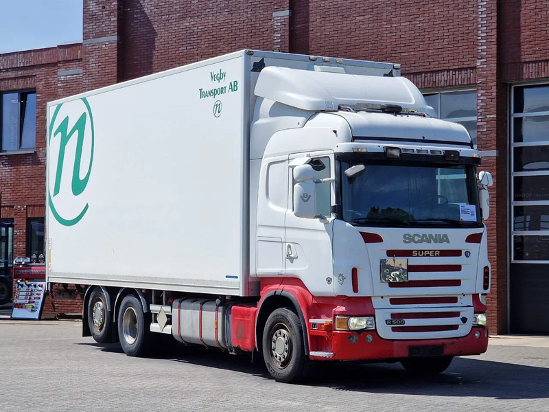 Scania R500 V8 Highline 6x2*4 - Box with side doors - Loadlift - Manual gearbox with retarder - Full air - Steering axle - Dobozos felépítményű teherautó: 1 kép. Scania R500 V8 Highline 6x2*4 - Box with side doors - Loadlift - Manual gearbox with retarder - Full air - Steering axle - Dobozos felépítményű teherautó: 1 kép.