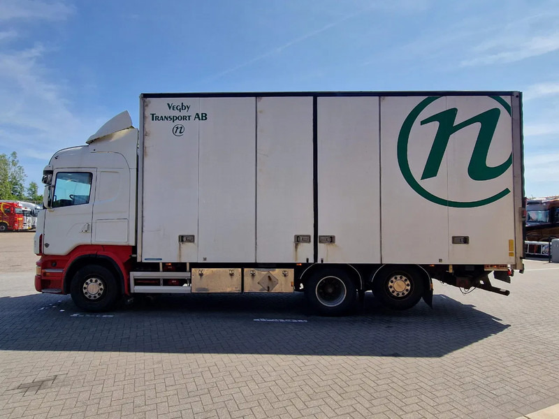 Scania R500 V8 Highline 6x2*4 - Box with side doors - Loadlift - Manual gearbox with retarder - Full air - Steering axle - Dobozos felépítményű teherautó: 4 kép. Scania R500 V8 Highline 6x2*4 - Box with side doors - Loadlift - Manual gearbox with retarder - Full air - Steering axle - Dobozos felépítményű teherautó: 4 kép.