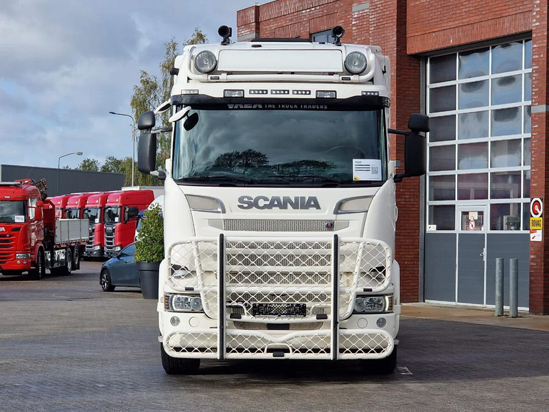 Scania R520 V8 8x2*4 - Tank - 19.000L - 4 compartments - Pump and counter - Retarder - Tartályos teherautó: 2 kép. Scania R520 V8 8x2*4 - Tank - 19.000L - 4 compartments - Pump and counter - Retarder - Tartályos teherautó: 2 kép.