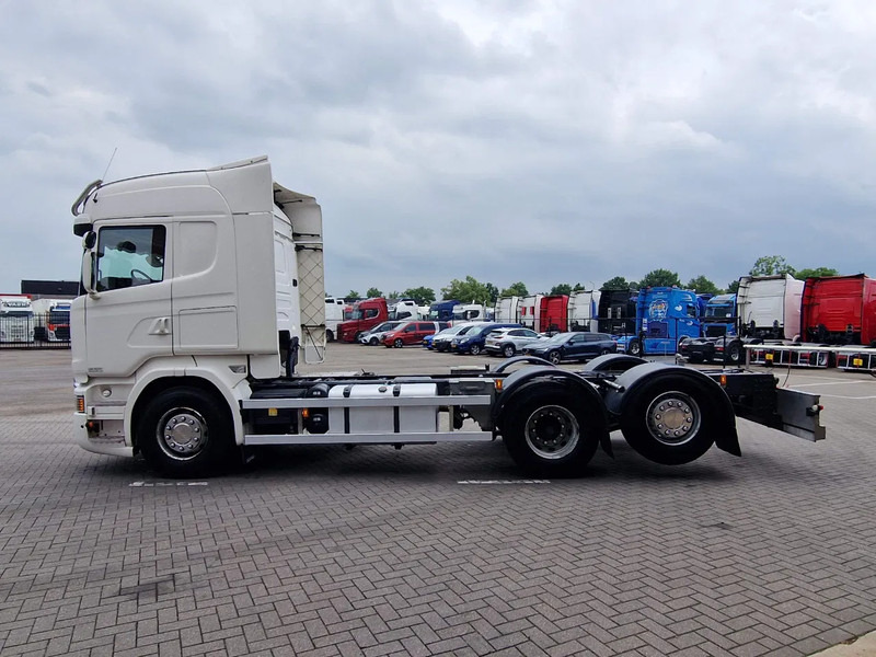 Scania R580 V8 Highline 6x2*4 - Chassis - Retarder - Steering axle - 410 WB - Custom interior - Full air - Alvaz teherautó: 4 kép. Scania R580 V8 Highline 6x2*4 - Chassis - Retarder - Steering axle - 410 WB - Custom interior - Full air - Alvaz teherautó: 4 kép.