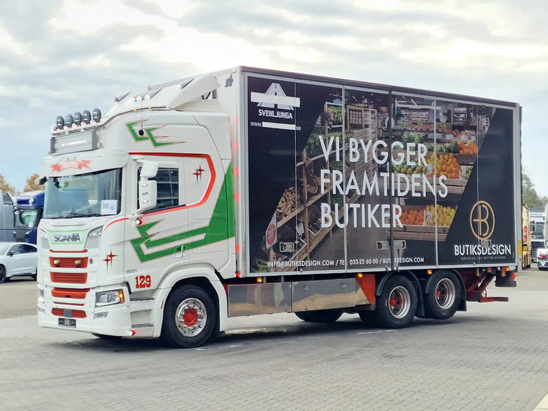 Scania R580 V8 NGS Highline 6x2 - Box with sidedoors - Loadlift - Retarder - Full air - 475 wb - Dobozos felépítményű teherautó: 3 kép. Scania R580 V8 NGS Highline 6x2 - Box with sidedoors - Loadlift - Retarder - Full air - 475 wb - Dobozos felépítményű teherautó: 3 kép.