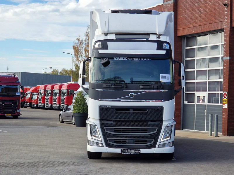 Volvo FH 13.460 Globetrotter 6x2 - Carrier Frigo Supra 850 Nordic - Loadlift - Full air - LNG - Hőszigetelt teherautó: 2 kép. Volvo FH 13.460 Globetrotter 6x2 - Carrier Frigo Supra 850 Nordic - Loadlift - Full air - LNG - Hőszigetelt teherautó: 2 kép.
