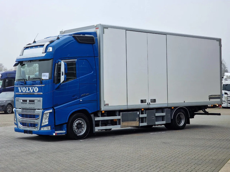 Volvo FH 13.460 Globetrotter XL 4x2 - Box with side doors - Manual gearbox - Full air - Dobozos felépítményű teherautó: 3 kép. Volvo FH 13.460 Globetrotter XL 4x2 - Box with side doors - Manual gearbox - Full air - Dobozos felépítményű teherautó: 3 kép.
