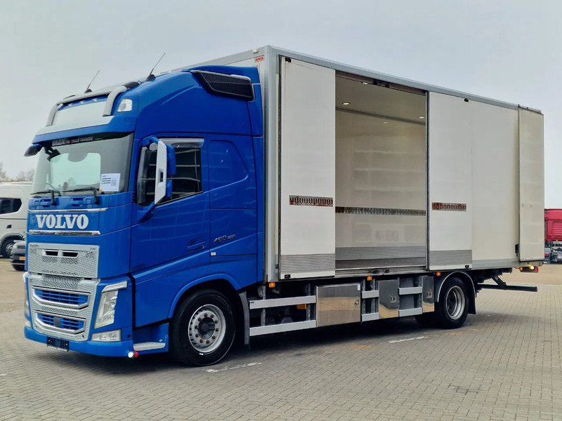 Volvo FH 13.460 Globetrotter XL 4x2 - Box with side doors - Manual gearbox - Full air - Dobozos felépítményű teherautó: 4 kép. Volvo FH 13.460 Globetrotter XL 4x2 - Box with side doors - Manual gearbox - Full air - Dobozos felépítményű teherautó: 4 kép.
