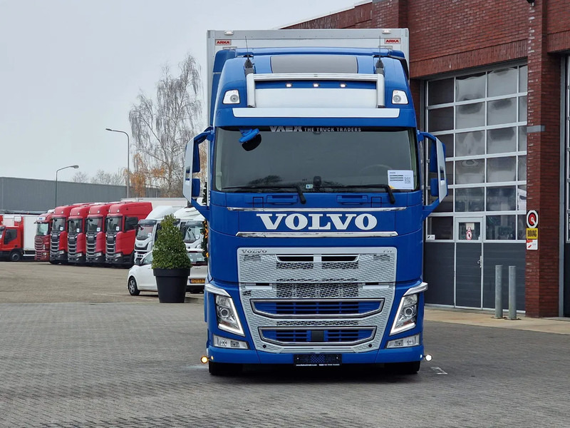 Volvo FH 13.460 Globetrotter XL 4x2 - Box with side doors - Manual gearbox - Full air - Dobozos felépítményű teherautó: 2 kép. Volvo FH 13.460 Globetrotter XL 4x2 - Box with side doors - Manual gearbox - Full air - Dobozos felépítményű teherautó: 2 kép.