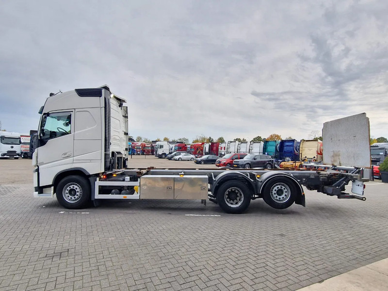 Volvo FH 13.540 Globetrotter 6x2 - BDF - Loadlift - Full air - I parkcool - 4.80 WB - Cserefelépítményes teherautó: 4 kép. Volvo FH 13.540 Globetrotter 6x2 - BDF - Loadlift - Full air - I parkcool - 4.80 WB - Cserefelépítményes teherautó: 4 kép.