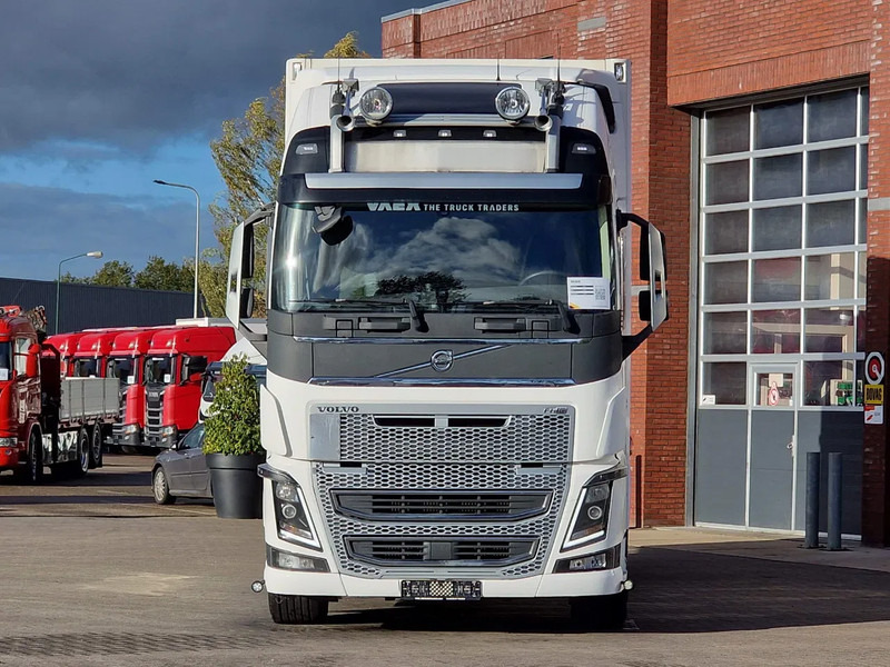 Volvo FH 16.750 Globetrotter XL 6x2 - Ekeri box with sidedoors - Retarder - 4.60 WB - Full air - Dobozos felépítményű teherautó: 2 kép. Volvo FH 16.750 Globetrotter XL 6x2 - Ekeri box with sidedoors - Retarder - 4.60 WB - Full air - Dobozos felépítményű teherautó: 2 kép.