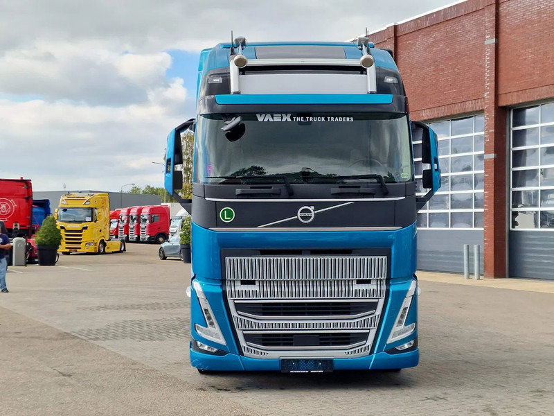 Volvo FH 500 4x2XL Cartransporter "Blyss" Low Kilometer!, in new condition! - Autószállító teherautó: 3 kép. Volvo FH 500 4x2XL Cartransporter "Blyss" Low Kilometer!, in new condition! - Autószállító teherautó: 3 kép.