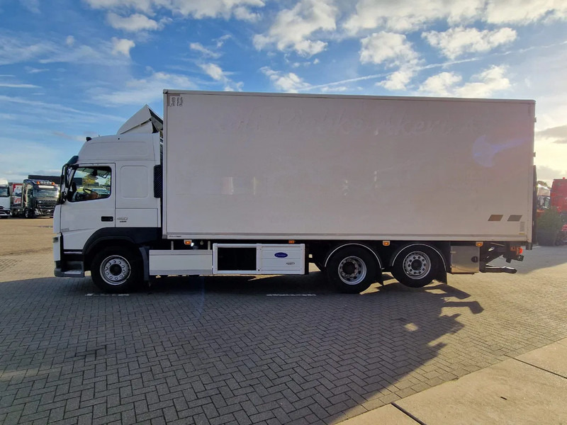 Volvo FM 13.460 Globetrotter 6x2*4 - Frigo Carrier Supra 1150 U MT - Zepro loadlift - Steering axle - Hőszigetelt teherautó: 4 kép. Volvo FM 13.460 Globetrotter 6x2*4 - Frigo Carrier Supra 1150 U MT - Zepro loadlift - Steering axle - Hőszigetelt teherautó: 4 kép.
