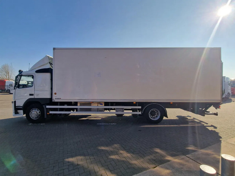 Volvo FM 330 4x2 - Carrier MT 18 Frigo - Loadlift - Full air - Sleepercab - Hűtős teherautó: 4 kép. Volvo FM 330 4x2 - Carrier MT 18 Frigo - Loadlift - Full air - Sleepercab - Hűtős teherautó: 4 kép.
