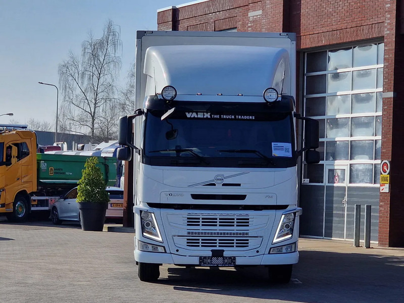 Volvo FM 330 4x2 - Carrier MT 18 Frigo - Loadlift - Full air - Sleepercab - Hűtős teherautó: 2 kép. Volvo FM 330 4x2 - Carrier MT 18 Frigo - Loadlift - Full air - Sleepercab - Hűtős teherautó: 2 kép.