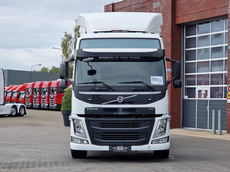 Volvo FM 380 Globetrotter 6x2 Chassis - Loadlift - 4.90 WB - Full air - Low KM - Alvaz teherautó: 2 kép. Volvo FM 380 Globetrotter 6x2 Chassis - Loadlift - 4.90 WB - Full air - Low KM - Alvaz teherautó: 2 kép.