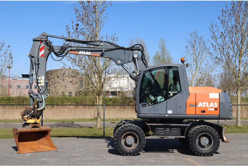 Atlas 160W | ENGCON | BUCKET | DOZERBLADE | 2-PIECE BOOM - Gumikerekes kotró: 1 kép. Atlas 160W | ENGCON | BUCKET | DOZERBLADE | 2-PIECE BOOM - Gumikerekes kotró: 1 kép.
