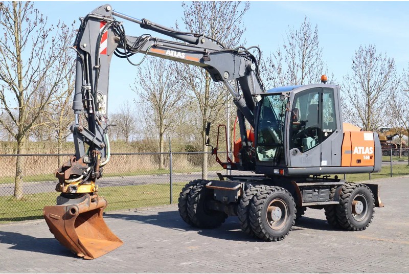 Atlas 160W | ENGCON | BUCKET | DOZERBLADE | 2-PIECE BOOM - Gumikerekes kotró: 2 kép. Atlas 160W | ENGCON | BUCKET | DOZERBLADE | 2-PIECE BOOM - Gumikerekes kotró: 2 kép.