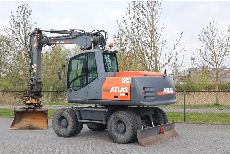 Atlas 160W | ROTOTILT | GRIPPER | BUCKET | DOZER BLADE - Gumikerekes kotró: 3 kép. Atlas 160W | ROTOTILT | GRIPPER | BUCKET | DOZER BLADE - Gumikerekes kotró: 3 kép.