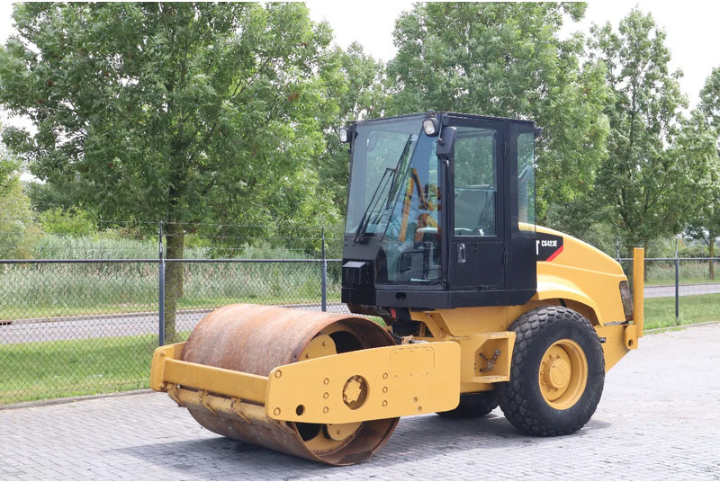 Caterpillar CS423 E | AIRCO | GOOD WORKING | BW 177 - Henger: 2 kép. Caterpillar CS423 E | AIRCO | GOOD WORKING | BW 177 - Henger: 2 kép.