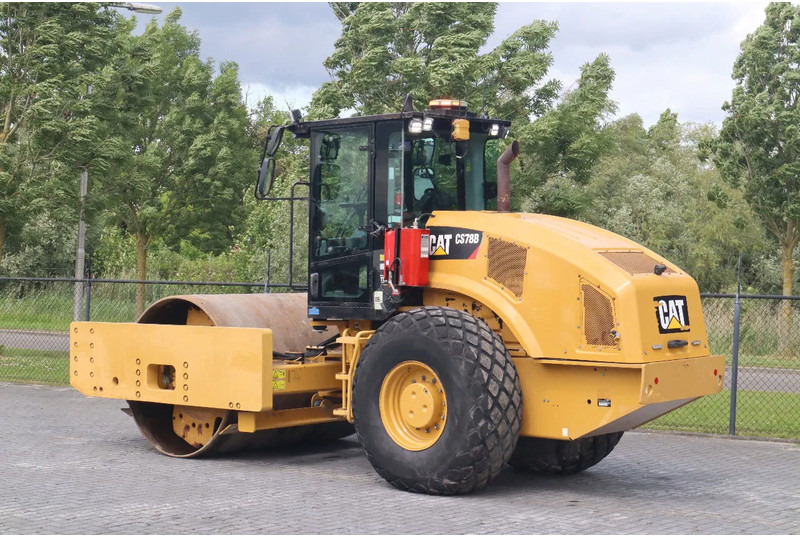 Caterpillar CS78B | TRIMBLE GPS | GOOD CONDITION - Henger: 3 kép. Caterpillar CS78B | TRIMBLE GPS | GOOD CONDITION - Henger: 3 kép.