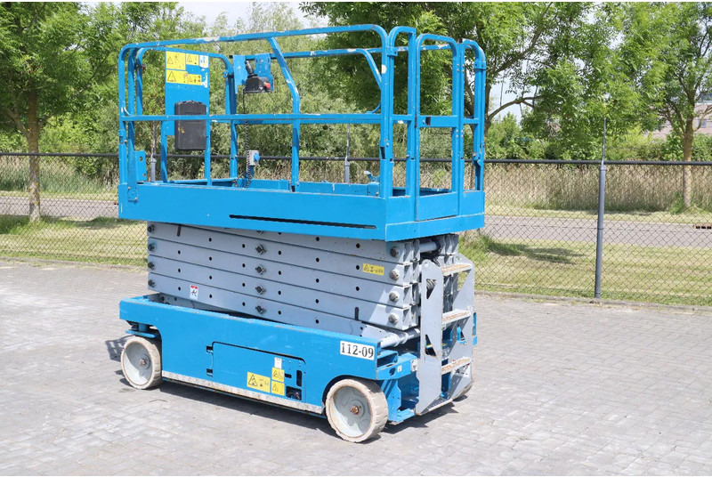 Genie GS-3246 | 12 METER | 318 KG - Ollós emelő: 2 kép. Genie GS-3246 | 12 METER | 318 KG - Ollós emelő: 2 kép.