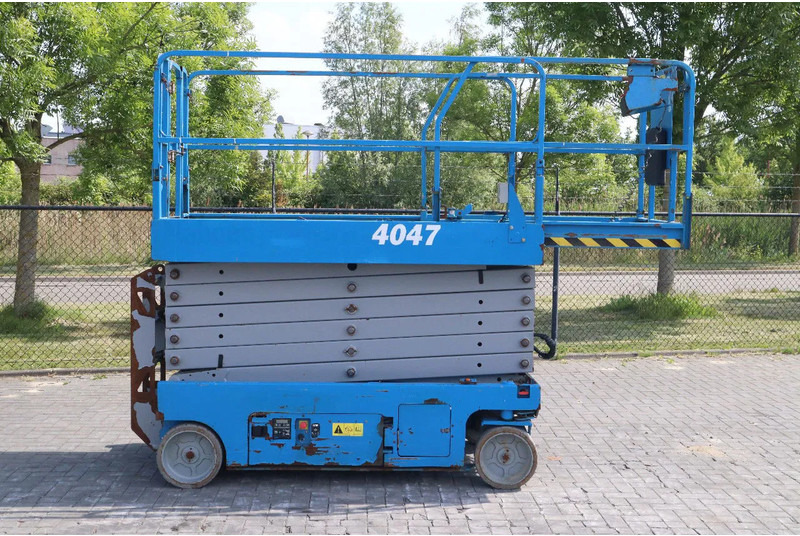 Genie GS-4047 | 14 METER | 350 KG - Ollós emelő: 4 kép. Genie GS-4047 | 14 METER | 350 KG - Ollós emelő: 4 kép.