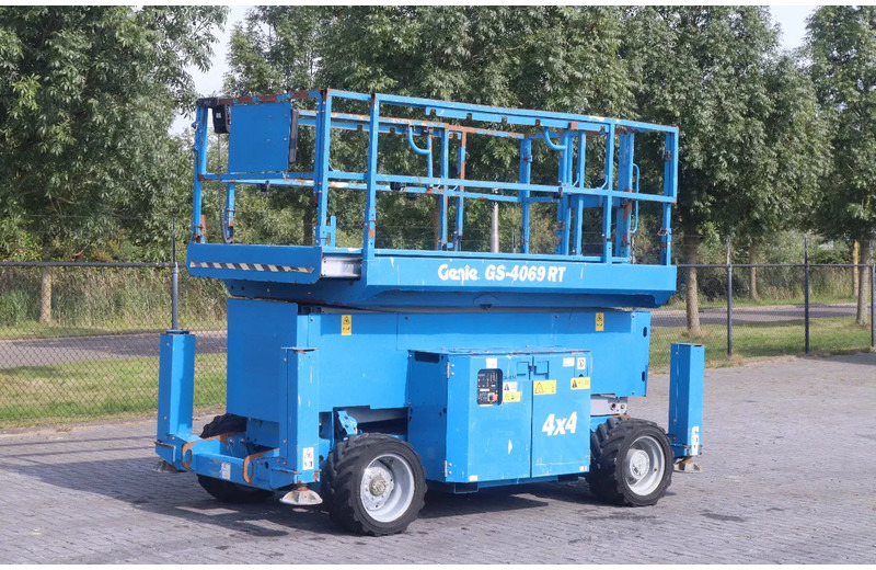 Genie GS-4069 RT | DIESEL | 14 METER - Ollós emelő: 3 kép. Genie GS-4069 RT | DIESEL | 14 METER - Ollós emelő: 3 kép.