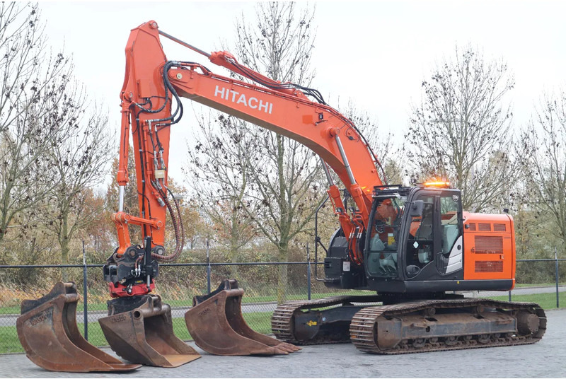Hitachi ZX225 USRLC-6 | ROTOTILT | 3X BUCKET | TOPCON 3D MC GPS - Lánctalpas kotró: 2 kép. Hitachi ZX225 USRLC-6 | ROTOTILT | 3X BUCKET | TOPCON 3D MC GPS - Lánctalpas kotró: 2 kép.