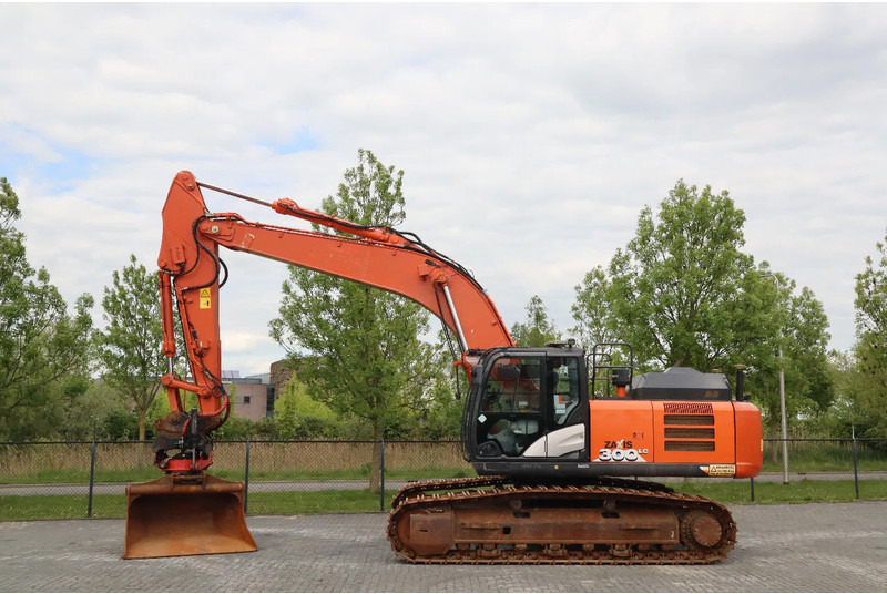 Hitachi ZX300 LC-6 | ROTOTILT | BUCKET | GPS - Lánctalpas kotró: 1 kép. Hitachi ZX300 LC-6 | ROTOTILT | BUCKET | GPS - Lánctalpas kotró: 1 kép.