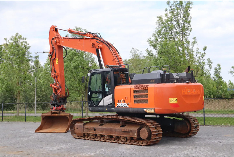 Hitachi ZX300 LC-6 | ROTOTILT | BUCKET | GPS - Lánctalpas kotró: 3 kép. Hitachi ZX300 LC-6 | ROTOTILT | BUCKET | GPS - Lánctalpas kotró: 3 kép.