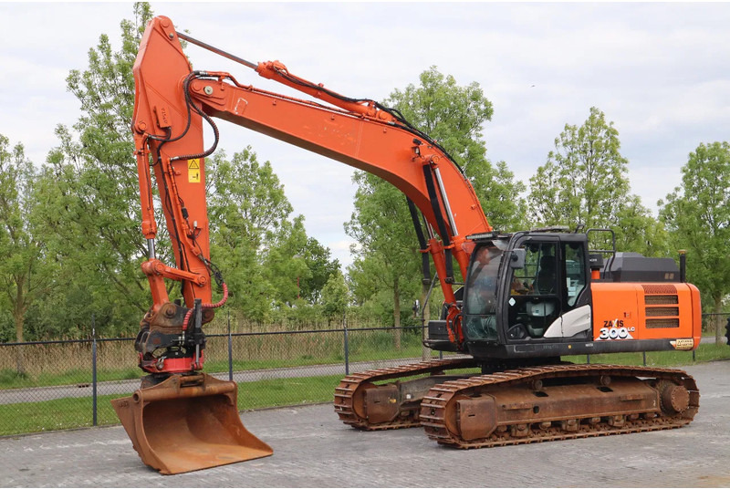 Hitachi ZX300 LC-6 | ROTOTILT | BUCKET | GPS - Lánctalpas kotró: 2 kép. Hitachi ZX300 LC-6 | ROTOTILT | BUCKET | GPS - Lánctalpas kotró: 2 kép.