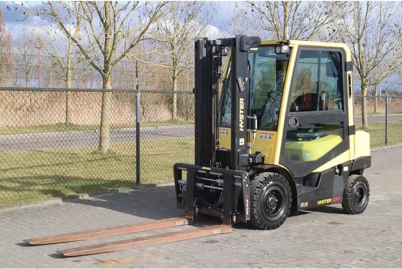 Hyster H2.5 A | BOOM SUSPENSION | SIDESHIFT | FORK EXTENTIONS | FORK POSITIONERS - Dízel targonca: 2 kép. Hyster H2.5 A | BOOM SUSPENSION | SIDESHIFT | FORK EXTENTIONS | FORK POSITIONERS - Dízel targonca: 2 kép.