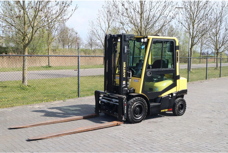 Hyster H2.5 A | BOOM SUSPENSION | SIDESHIFT | FORK EXTENTIONS | FORK POSITIONERS - Dízel targonca: 2 kép. Hyster H2.5 A | BOOM SUSPENSION | SIDESHIFT | FORK EXTENTIONS | FORK POSITIONERS - Dízel targonca: 2 kép.