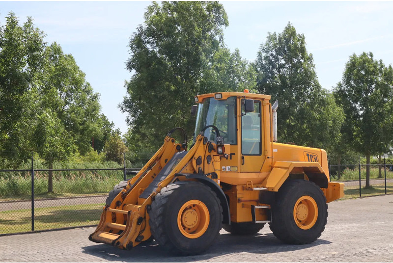 JCB 426 B | 35 KM/H | ONLY 9800 HOURS | FIRST OWNER | DUTCH MACHINE - Gumikerekes homlokrakodó: 2 kép. JCB 426 B | 35 KM/H | ONLY 9800 HOURS | FIRST OWNER | DUTCH MACHINE - Gumikerekes homlokrakodó: 2 kép.