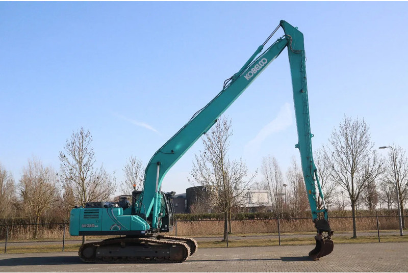 Kobelco SK260 NLC -10E | 18.5 METER LONG REACH | TILT BUCKET - Lánctalpas kotró: 4 kép. Kobelco SK260 NLC -10E | 18.5 METER LONG REACH | TILT BUCKET - Lánctalpas kotró: 4 kép.
