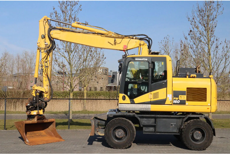 Komatsu PW160-11 | ENGCON TILTROTATOR | BUCKET | TRAILER HYDR. - Gumikerekes kotró: 1 kép. Komatsu PW160-11 | ENGCON TILTROTATOR | BUCKET | TRAILER HYDR. - Gumikerekes kotró: 1 kép.