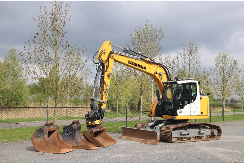 Liebherr R914 COMPACT S | ROTOTILT | 3X BUCKET | DOZERBLADE - Lánctalpas kotró: 2 kép. Liebherr R914 COMPACT S | ROTOTILT | 3X BUCKET | DOZERBLADE - Lánctalpas kotró: 2 kép.