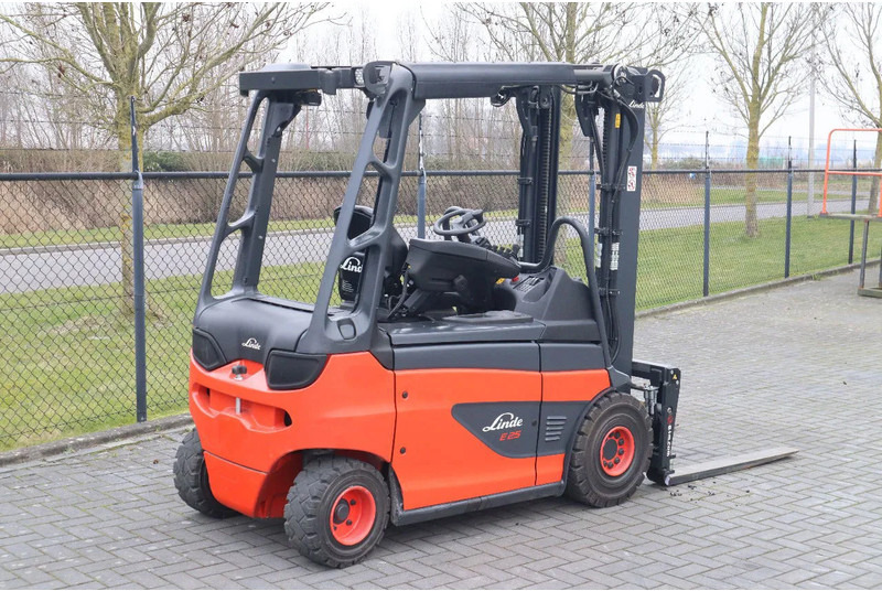 Linde E25 R-01 ROADSTER | DEMO | SIDESHIFT | FORK SPREADERS - Elektromos targonca: 5 kép. Linde E25 R-01 ROADSTER | DEMO | SIDESHIFT | FORK SPREADERS - Elektromos targonca: 5 kép.