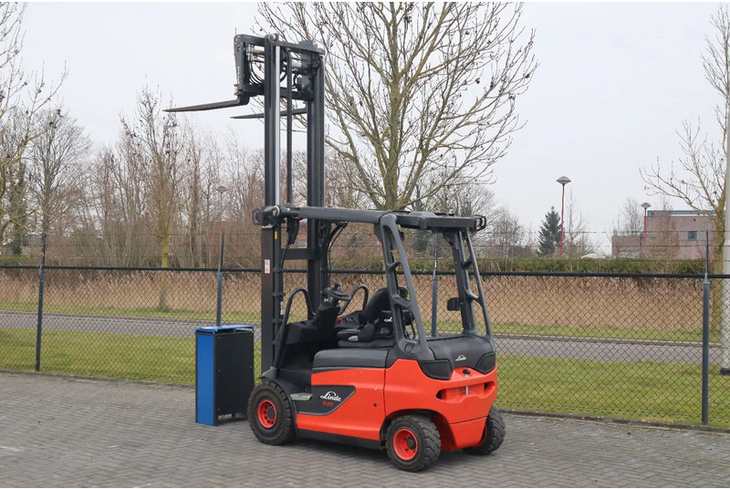 Linde E25 R-01 ROADSTER | DEMO | SIDESHIFT | FORK SPREADERS - Elektromos targonca: 3 kép. Linde E25 R-01 ROADSTER | DEMO | SIDESHIFT | FORK SPREADERS - Elektromos targonca: 3 kép.