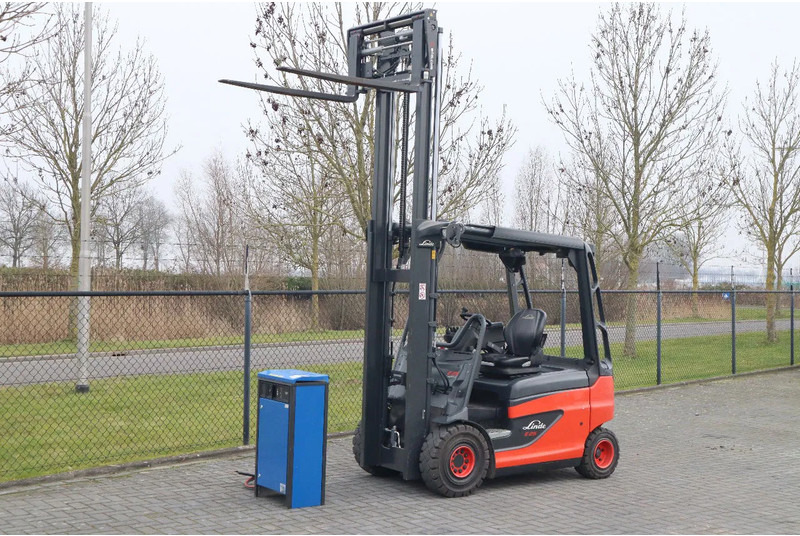 Linde E25 R-01 ROADSTER | DEMO | SIDESHIFT | FORK SPREADERS - Elektromos targonca: 2 kép. Linde E25 R-01 ROADSTER | DEMO | SIDESHIFT | FORK SPREADERS - Elektromos targonca: 2 kép.
