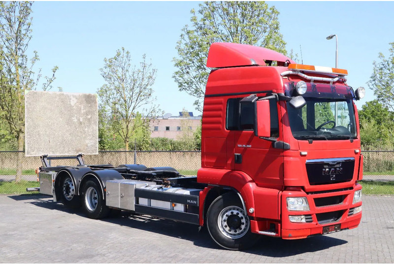 MAN TGS 26.360 | 6X2 | BDF | ONLY 80.000 KM! | EURO 5 - Cserefelépítményes teherautó: 2 kép. MAN TGS 26.360 | 6X2 | BDF | ONLY 80.000 KM! | EURO 5 - Cserefelépítményes teherautó: 2 kép.