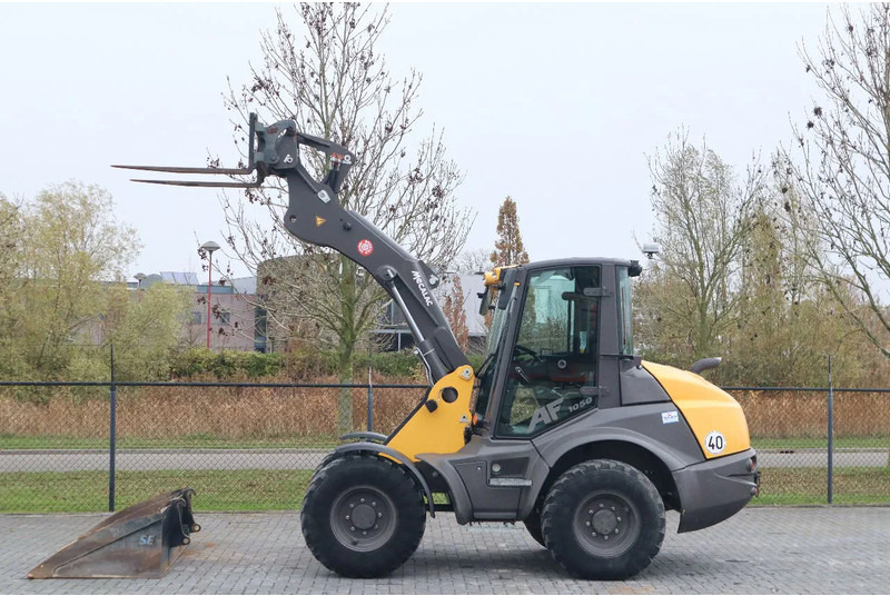 Mecalac AF 1050 | BUCKET | FORKS | HYDR. QUICK COUPLER - Gumikerekes homlokrakodó: 1 kép. Mecalac AF 1050 | BUCKET | FORKS | HYDR. QUICK COUPLER - Gumikerekes homlokrakodó: 1 kép.