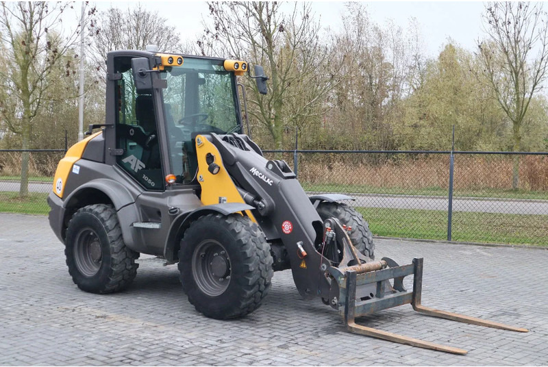 Mecalac AF 1050 | BUCKET | FORKS | HYDR. QUICK COUPLER - Gumikerekes homlokrakodó: 5 kép. Mecalac AF 1050 | BUCKET | FORKS | HYDR. QUICK COUPLER - Gumikerekes homlokrakodó: 5 kép.