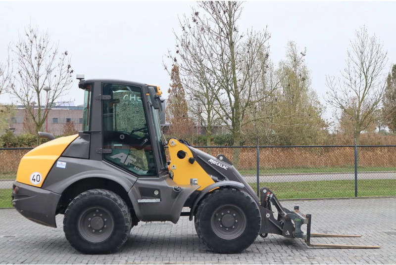 Mecalac AF 1050 | BUCKET | FORKS | HYDR. QUICK COUPLER - Gumikerekes homlokrakodó: 4 kép. Mecalac AF 1050 | BUCKET | FORKS | HYDR. QUICK COUPLER - Gumikerekes homlokrakodó: 4 kép.