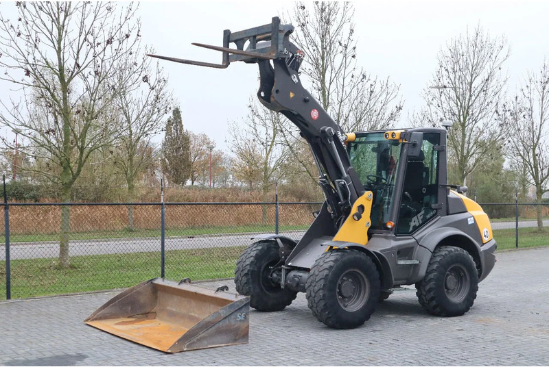 Mecalac AF 1050 | BUCKET | FORKS | HYDR. QUICK COUPLER - Gumikerekes homlokrakodó: 2 kép. Mecalac AF 1050 | BUCKET | FORKS | HYDR. QUICK COUPLER - Gumikerekes homlokrakodó: 2 kép.