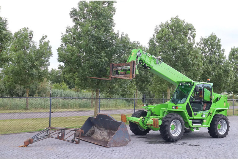 Merlo P40.17 PLUS | FORKS | JIB | BUCKET - Teleszkópos rakodó: 2 kép. Merlo P40.17 PLUS | FORKS | JIB | BUCKET - Teleszkópos rakodó: 2 kép.