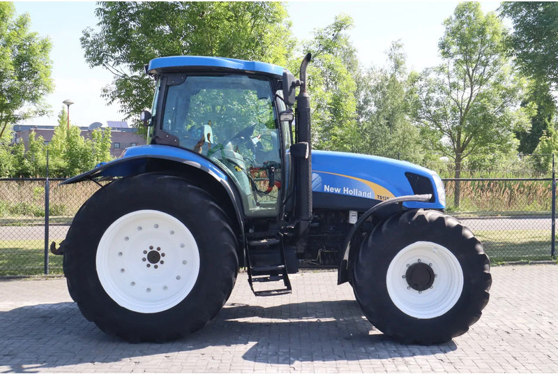 New Holland TS135A | 40 KM/H | 4X4 | SUPERSTEER - Traktor: 4 kép. New Holland TS135A | 40 KM/H | 4X4 | SUPERSTEER - Traktor: 4 kép.