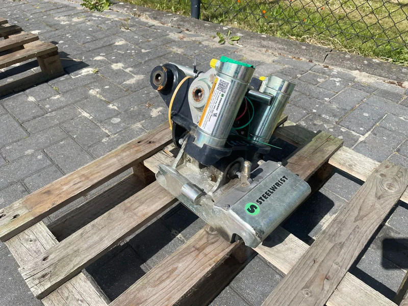 Sanderson STEELWRIST TMX S30 -180HA | TILT QUICKCOUPLER | TILTING COUPLER | NEW - Tiltrotátor - Építőipari gépek: 1 kép. Sanderson STEELWRIST TMX S30 -180HA | TILT QUICKCOUPLER | TILTING COUPLER | NEW - Tiltrotátor - Építőipari gépek: 1 kép.