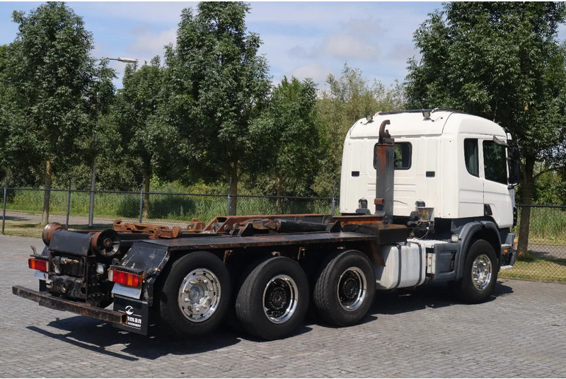 Scania P124-420 | 8X4 | HOOKLIFT | MANUAL | BIG AXLES | EURO 3 - Horgos rakodó teherautó: 5 kép. Scania P124-420 | 8X4 | HOOKLIFT | MANUAL | BIG AXLES | EURO 3 - Horgos rakodó teherautó: 5 kép.