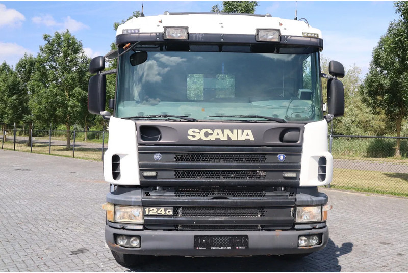 Scania P124-420 | 8X4 | HOOKLIFT | MANUAL | BIG AXLES | EURO 3 - Horgos rakodó teherautó: 2 kép. Scania P124-420 | 8X4 | HOOKLIFT | MANUAL | BIG AXLES | EURO 3 - Horgos rakodó teherautó: 2 kép.