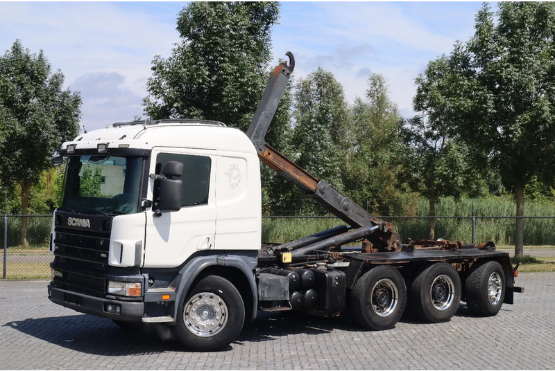 Scania P124-420 | 8X4 | HOOKLIFT | MANUAL | BIG AXLES | EURO 3 - Horgos rakodó teherautó: 1 kép. Scania P124-420 | 8X4 | HOOKLIFT | MANUAL | BIG AXLES | EURO 3 - Horgos rakodó teherautó: 1 kép.